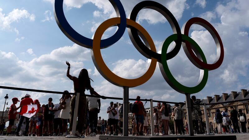Los anillos olímpicos frente al Museo de Louvre, el jueves 1 de agosto de 2024, en París. (AP...