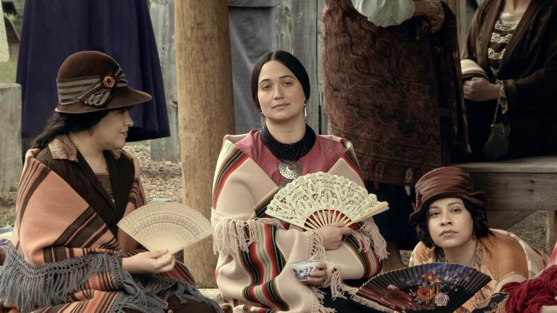 En esta imagen proporcionada por Apple TV+, de izquierda a derecha, JaNae Collins, Lily...