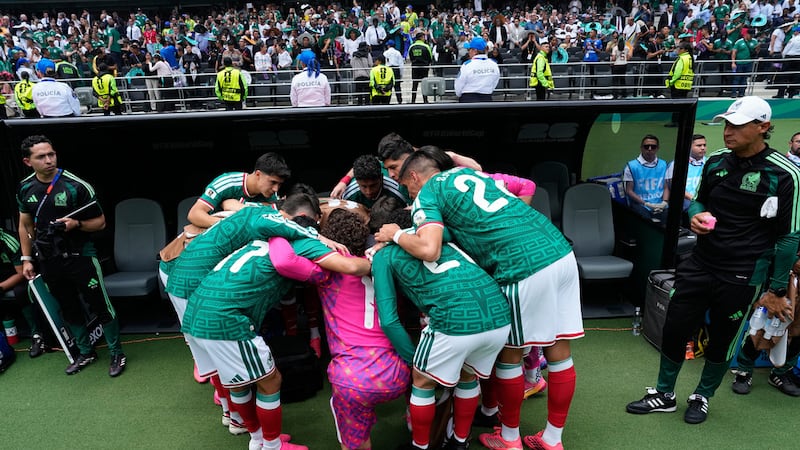 Los jugadores de México previo al comienzo del partido contra Sudáfrica en el Grupo A del...