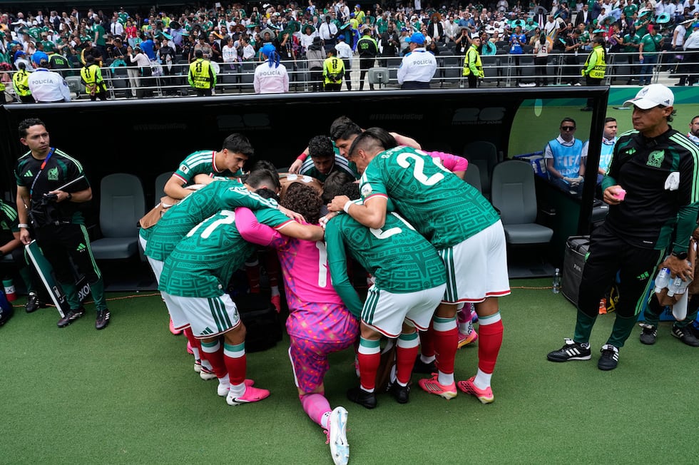 Los jugadores de México previo al comienzo del partido contra Sudáfrica en el Grupo A del...