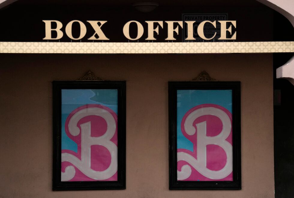 El aviso promocional se ve en el estreno de "Barbie" el domingo 9 de julio de 2023 en The...