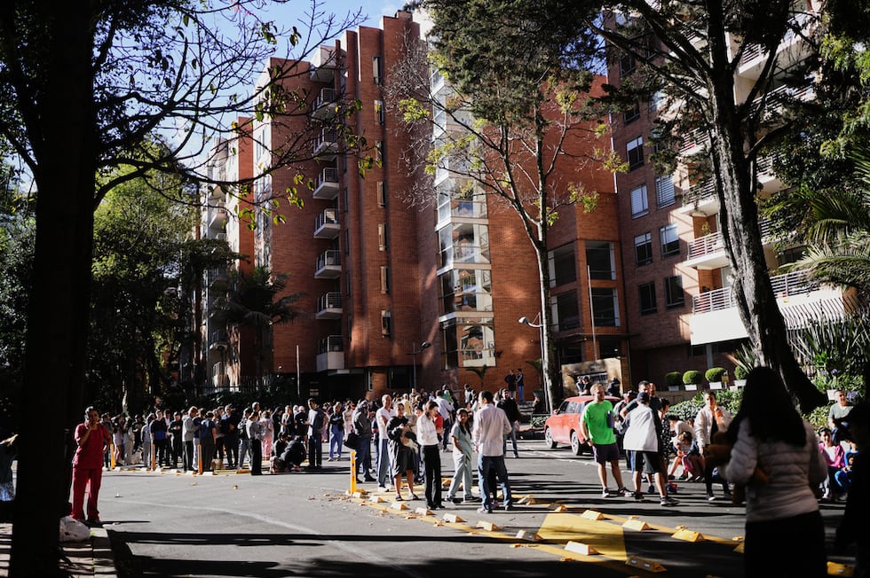 Personas permanecen fuera de sus casas después de que se sintiera un terremoto en Bogotá,...