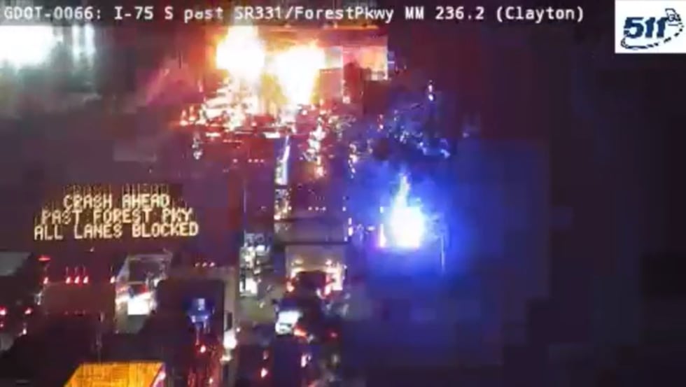 Persecución en la I-75 acaba en accidente; un agente se encuentra en estado crítico.