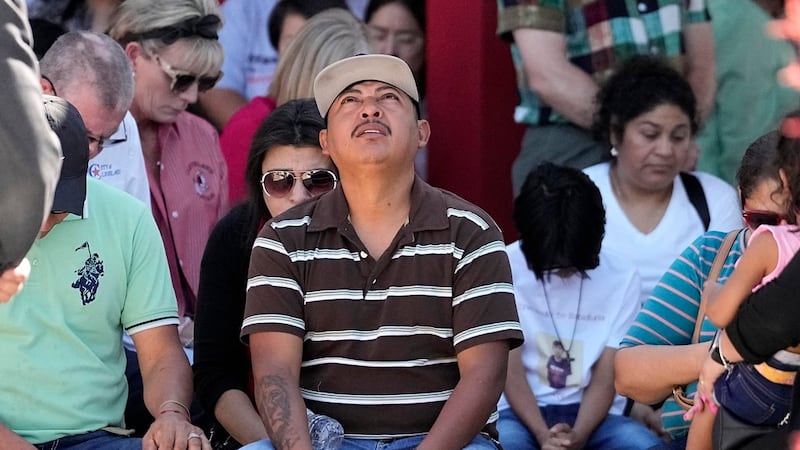 Wilson García, sobreviviente de la matanza en Cleveland, Texas, en su vigilia en memoria de su...