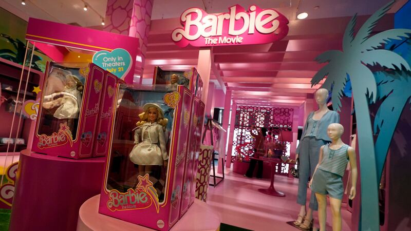 Mercancía de temática de Barbie se exhibe en una sección especial en Bloomingdale's, en Nueva...