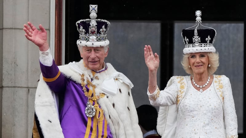 El rey Carlos III y la reina Camila de Gran Bretaña saludan a la multitud desde el balcón del...