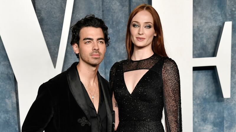 Joe Jonas y Sophie Turner aparecen en la fiesta de los Oscar de Vanity Fair el 12 de marzo de...