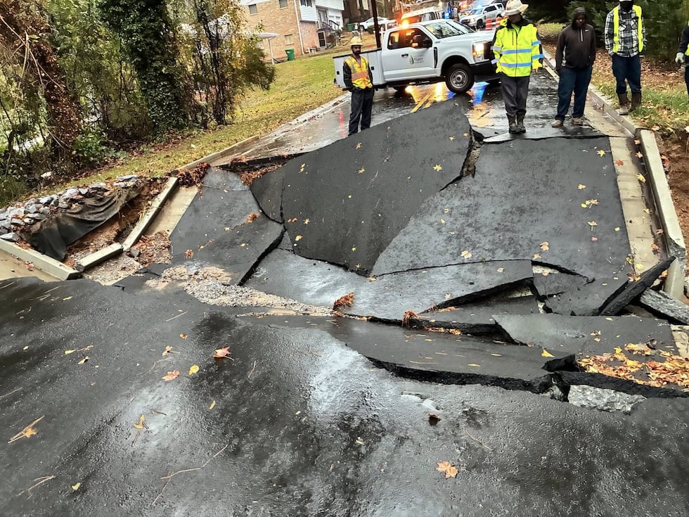 Según las autoridades, el hundimiento se produjo en Longleaf Drive y Pine Creek Road.