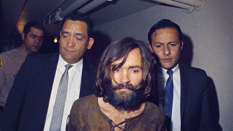 Archivo - Charles Manson es escoltado a un tribunal para escuchar la lectura de cargos por...
