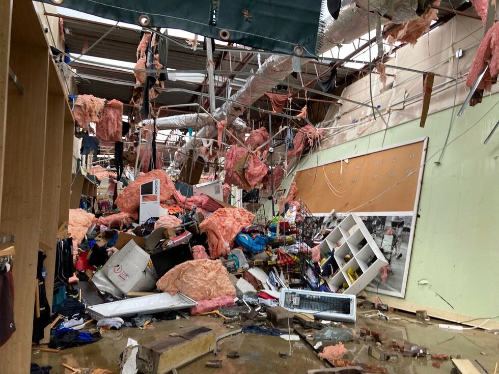 El interior de una tienda yace en ruinas tras el paso de una tormenta el viernes 31 de marzo...