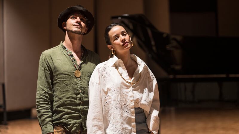 Catalina García y Santiago Prieto de la banda Monsieur Periné posan en un estudio a las...
