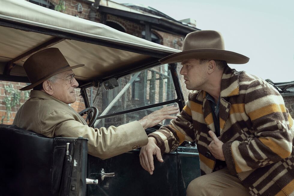 En esta imagen proporcionada por Apple TV+, Robert De Niro, izquierda, y Leonardo DiCaprio en...