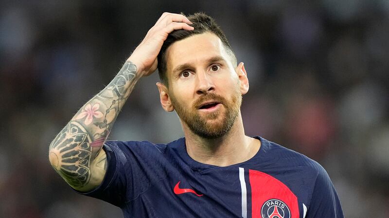 En foto del sábado 3 de junio del 2023, Lionel Messi del Paris Saint-Germain reacciona durante...