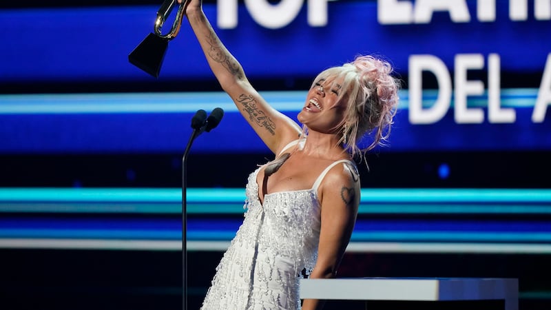 Karol G reacciona tras ganar el premio “Top Latin Album” del año por “Mañana será bonito” en...