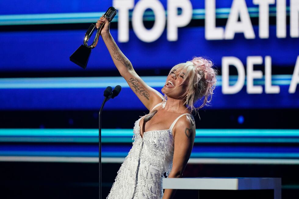 Karol G reacciona tras ganar el premio “Top Latin Album” del año por “Mañana será bonito” en...