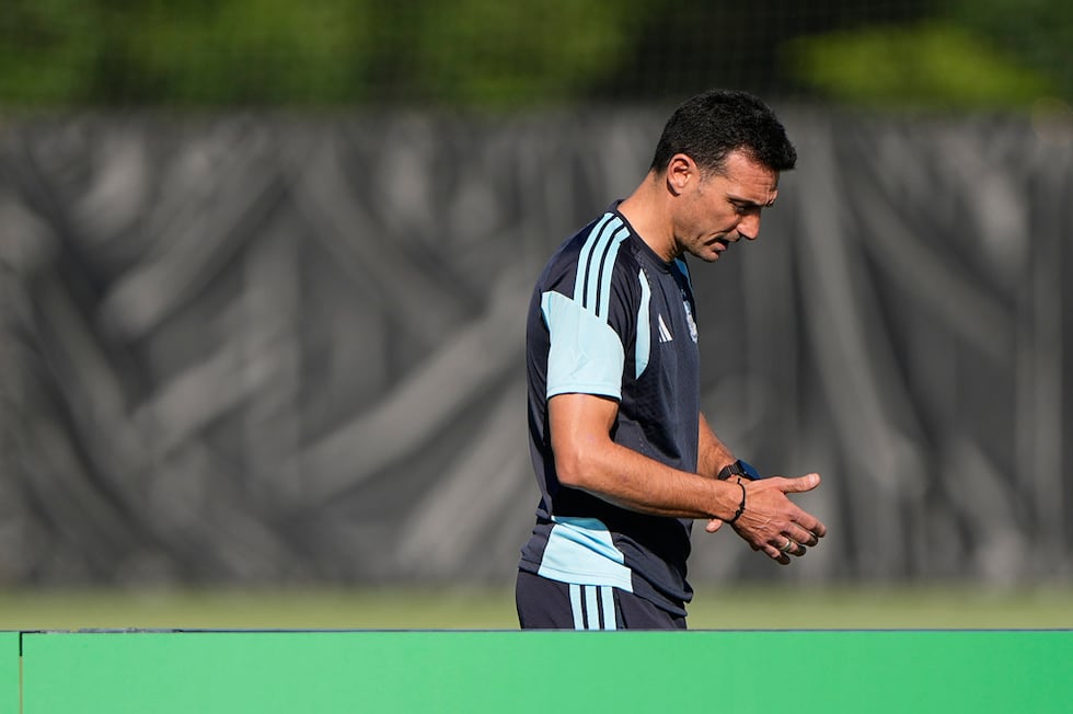 El técnico Lionel Scaloni, de la selección de Argentina, espera el comienzo de una práctica el...