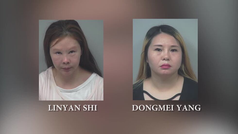 Las mujeres fueron detenidas por presuntamente ofrecer sus servicios en un hotel.