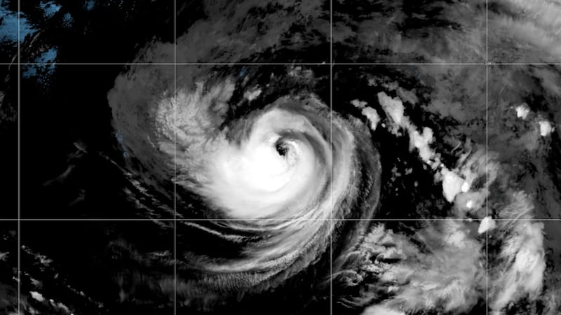 Esta imagen satelital difundida por la NOAA muestra al huracán Karina intensificándose frente...