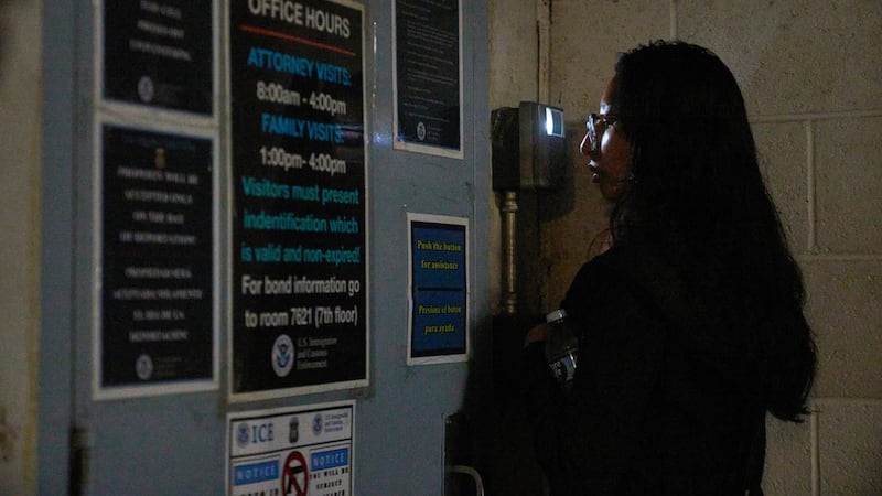 ARCHIVO - Olivia Cortez, graduada en sociología, habla con un videoportero automático mientras...