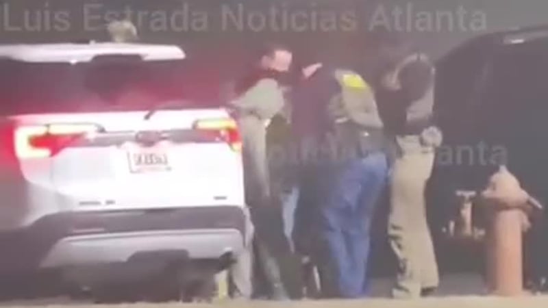 Captada en cámara detención de ICE en Norcross