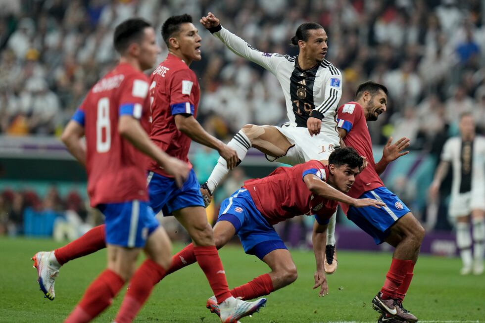 El alemán Leroy Sane, de 19 años, intenta un ataque durante el partido contra Costa Rica por...