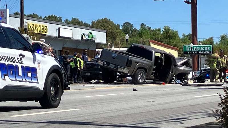 Al menos dos personas murieron y otras tres resultaron heridas este viernes en un accidente...