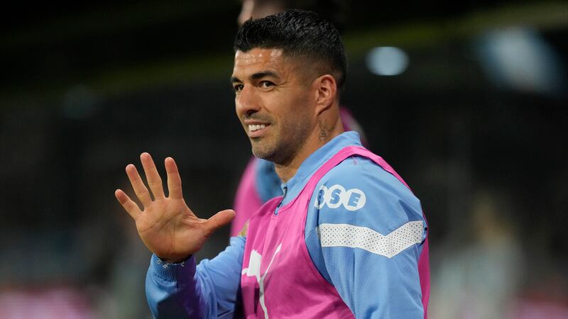 ARCHIVO - Foto del 16 de noviembre de 2023, el uruguayo Luis Suárez saluda desde la banca en...