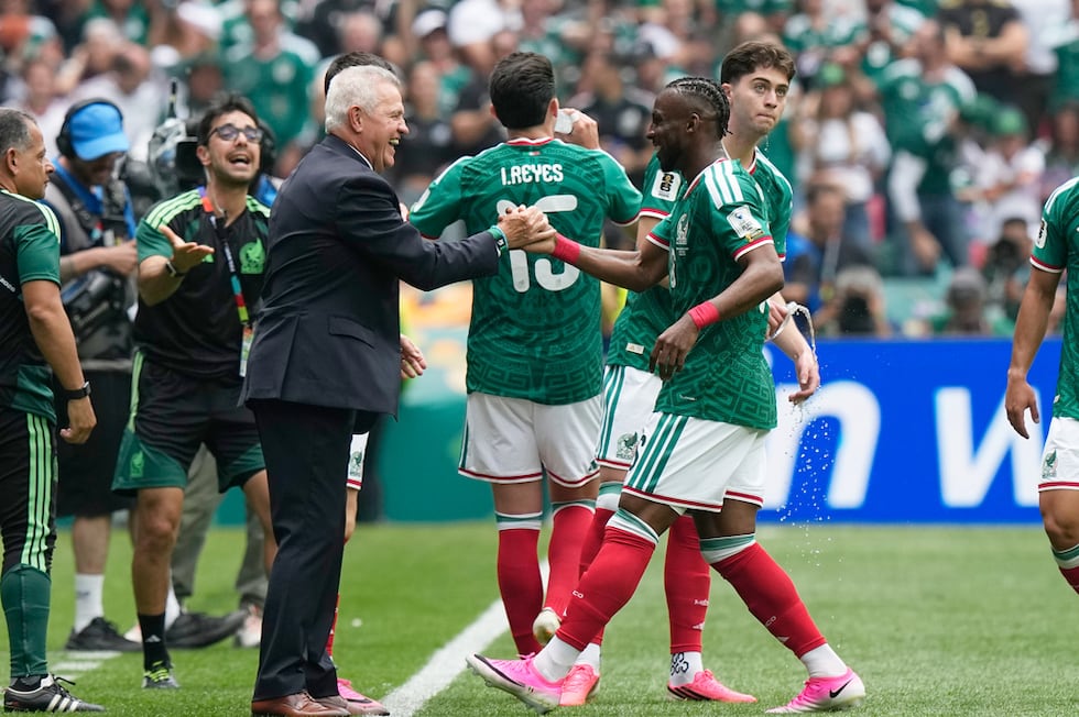 Julián Quiñones celebra un gol con el entrenador de México Javier Aguirre en un partido ante...
