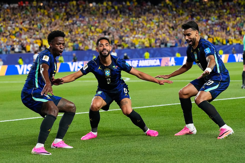 Matheus Cunha (9) celebra tras anotar el segundo gol de Brasil junto a sus compañeros Vinicius...
