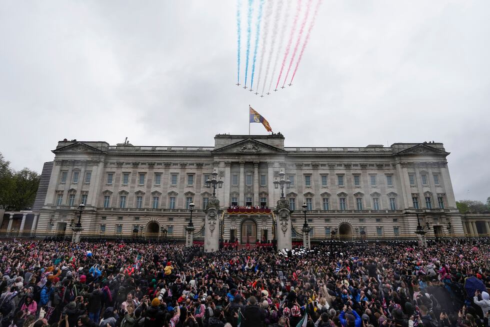Las Flechas Rojas de la Real Fuerza Aérea de Gran Bretaña vuelan sobre el Palacio de...