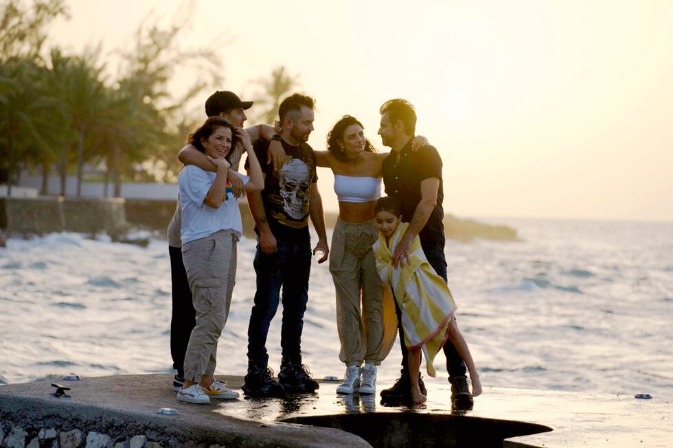 En esta imagen proprocionada por Prime Video, Alessandra Rosaldo, de izquierda a derecha,...