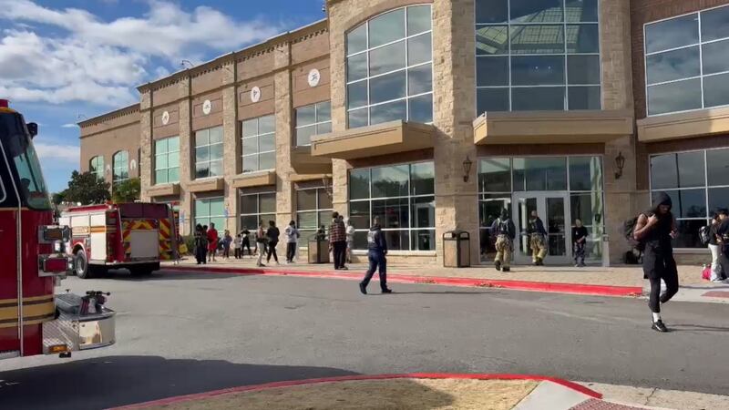 De acuerdo con los reportes, las autoridades desalojaron el lugar y se encuentran inspeccionando.