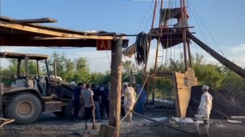 Familiares de trabajadores atrapados esperan llenos de pesar, pero con esperanza, el resultado...