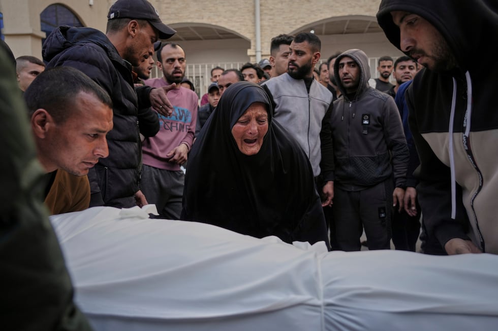 Una mujer reacciona sobre el cuerpo de una persona muerta en el bombardeo israelí de la noche...