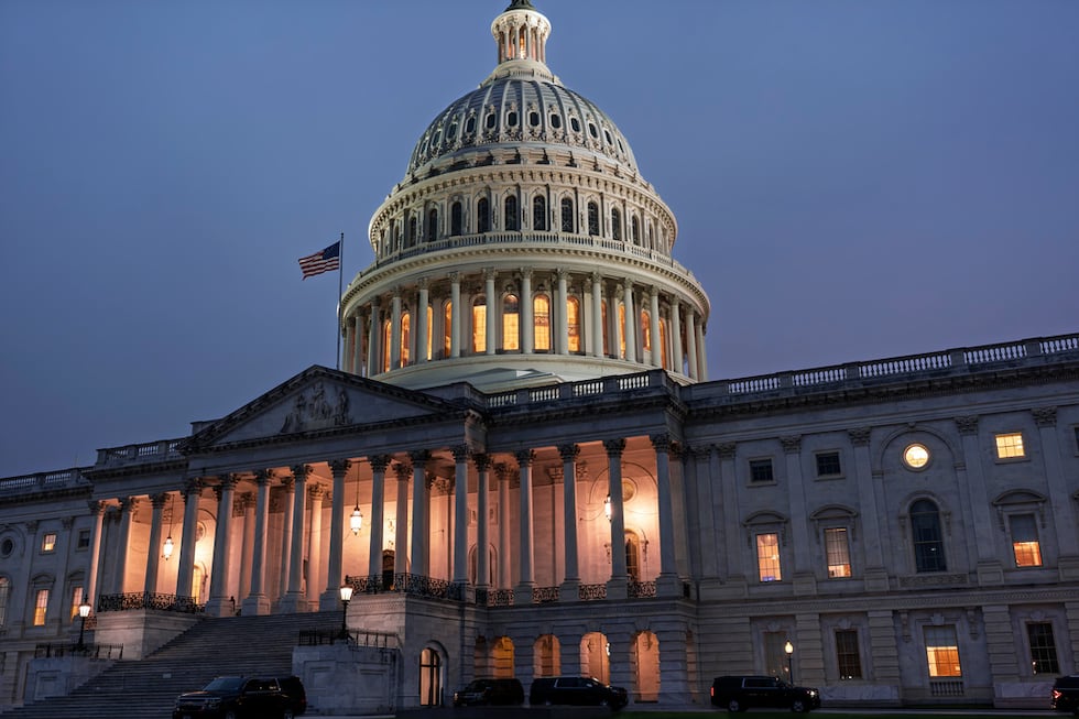 El Capitolio al anochecer mientras demócratas y republicanos en el Congreso intercambian...