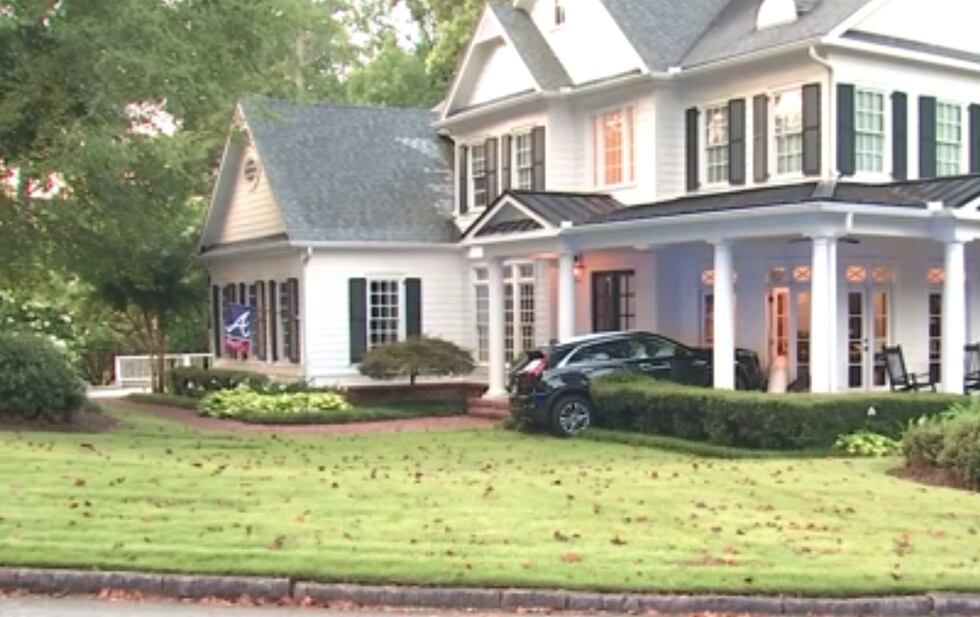 La persecución continuó hasta la intersección de Redding Road y Redding Way, donde el vehículo...