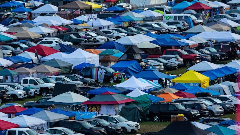 ARCHIVO - La zona de acampada de admisión general durante el primer día del festival de música...