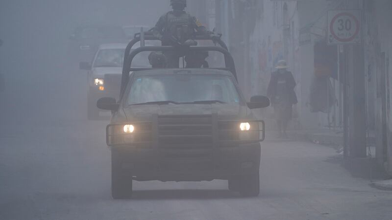 El ejército mexicano patrulla las calles mientras la ceniza del volcán Popocatépetl cubre las...