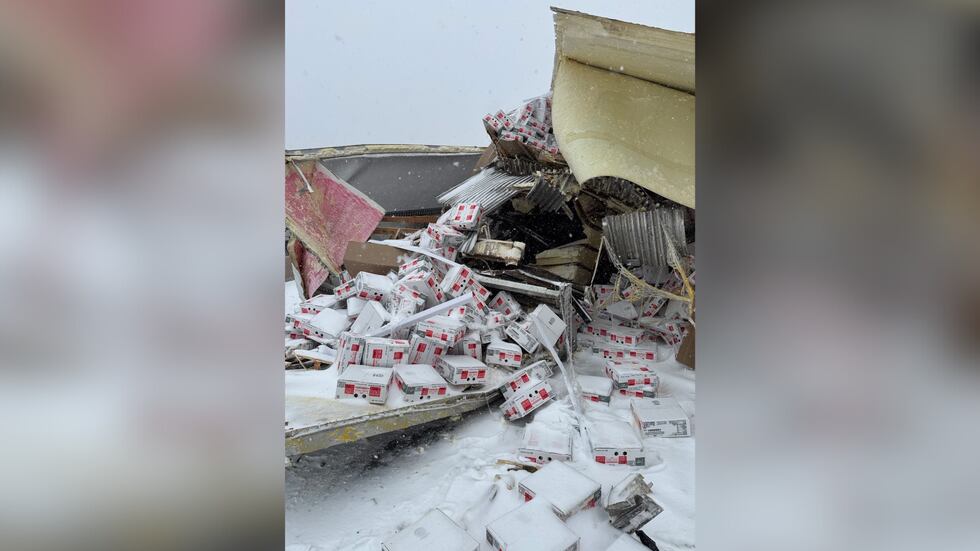 Cientos de huevos terminaron desparramados tras un choque en Oklahoma.