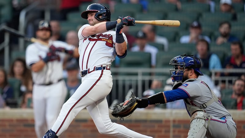 ARCHIVO | Atlanta Braves' Lane Thomas (20) hits a solo homerun against the New York Mets in...