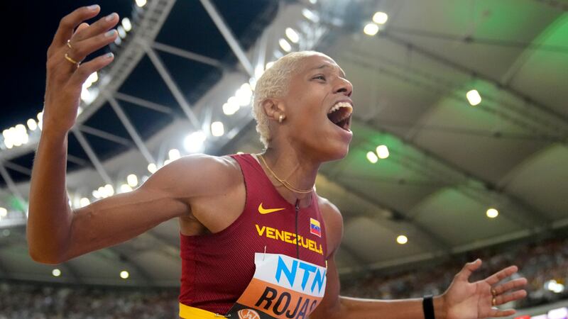 La venezolana Yulimar Rojas celebra su victoria en el salto triple del Mundial de atletismo,...