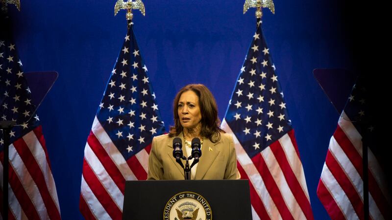 La vicepresidenta Kamala Harris habla durante un evento en Filadelfia, el sábado 13 de julio...