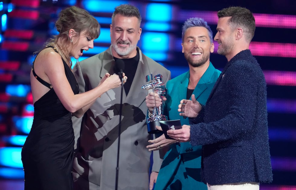 Joey Fatone, centro, Lance Bass, segundo de derecha a izquierda y Justin Timberlake, derecha,...