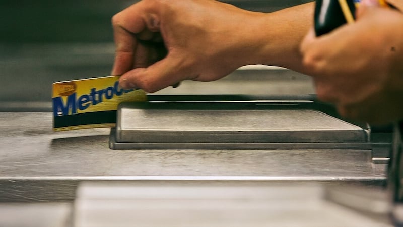 ARCHIVO - Un pasajero del metro pasa su MetroCard en un torniquete al entrar en la estación de...