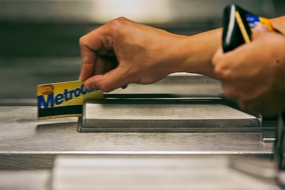 ARCHIVO - Un pasajero del metro pasa su MetroCard en un torniquete al entrar en la estación de...