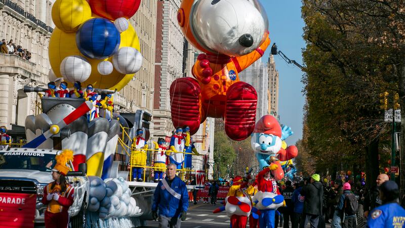 En esta imagen de archivo, un globo con forma de Snoopy astronauta en Central Park Oeste, em...