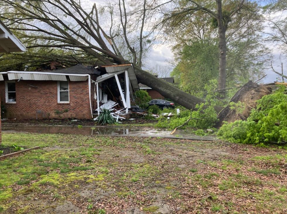 Un árbol daño severamente una casa en el condado de Gordon durante una de las tormentas que...