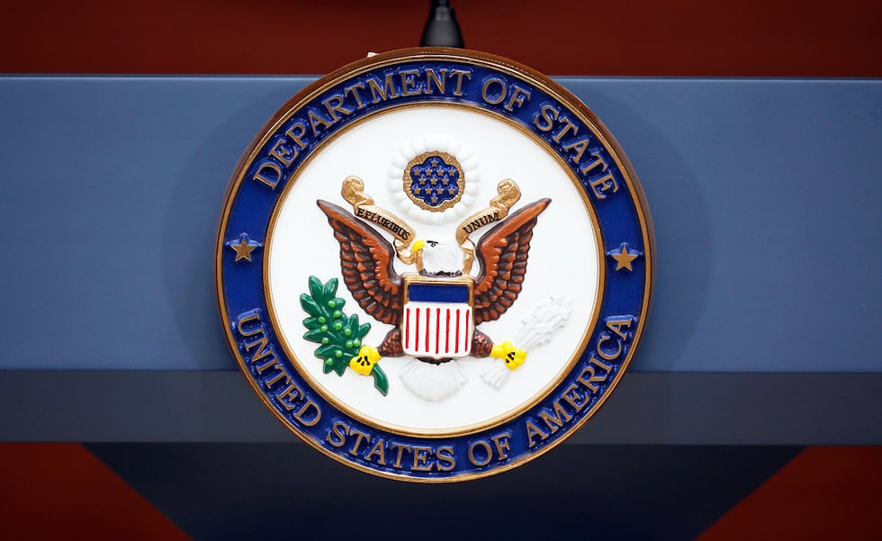 ARCHIVO - El sello del Departamento de Estado en la agencia de pasaportes de Washington, el 12...