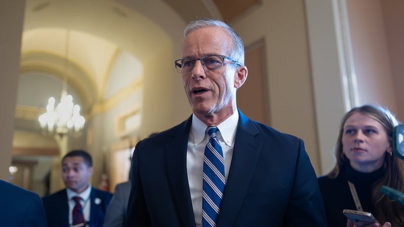 El líder de la mayoría en el Senado, el republicano John Thune, habla con los reporteros en el...