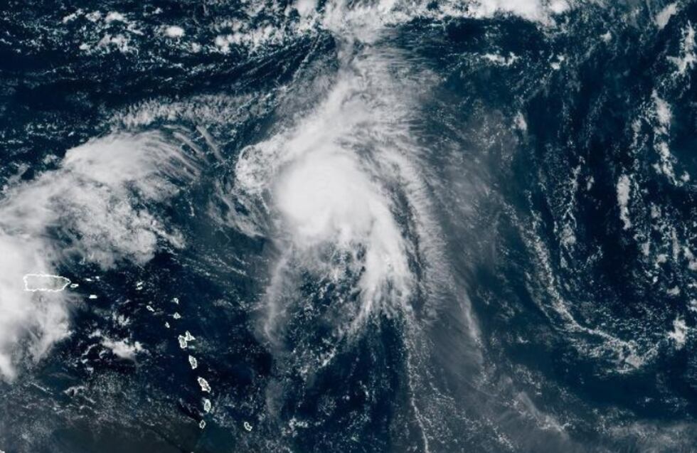 Esta imagen satelital de la tormenta tropical Humberto, proporcionada por la agencia NOAA el...